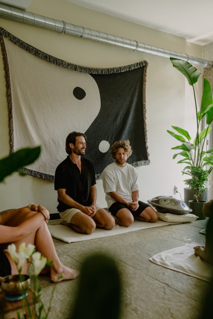 Rens en Ruben zitten samen voor de studio en begeleiden een sessie