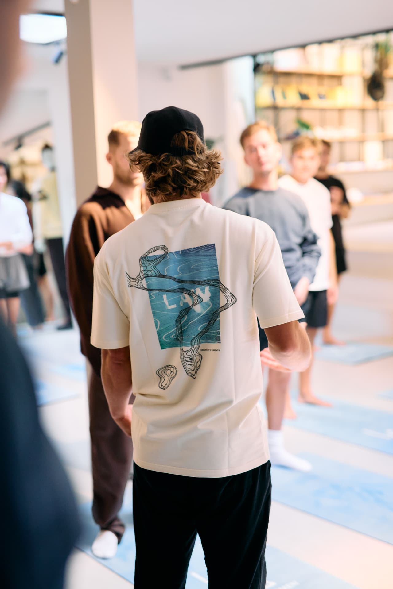 Deelnemers staan in een cirkel tijdens een workshop op locatie